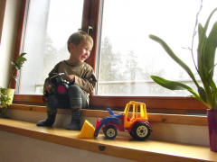 Největší výhodou izolačních trojskel je jejich vysoká povrchová teplota. Díky tomu nevznikají nepříjemné teplotní rozdíly jako u dvojskel a navíc se okna nerosí ani bez otopného zdroje pod nimi. Tepelný zdroj tak může být kdekoliv v místnosti a dispozice lze plně využít. Foto: Jan Picpauer