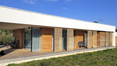 Pro dosažení energeticky pasivního standardu bylo třeba dodržet požadavky na navržené konstrukce, materiály, detaily a vzduchotěsnost. Součinitel prostupu tepla konstrukcí je do 0,1 W / m2K. Dům byl řešen vzduchotěsně s kvalitními okny.