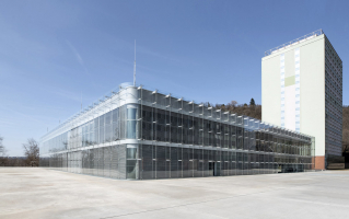 Návrh přestavby původní menzy pro Fakultu humanitních studií Karlovy univerzity zachoval její tvar, podlažnost i proporce