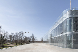 Budova má nyní dvojitou prosklenou fasádu. Zaoblení nároží je odkazem na původní ztvárnění stavby od architekta Pragera.