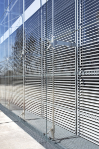 Fasáda je složena ze dvou na sobě nezávislých stěn: vnitřní z rastrového prosklení s vloženými tepelně izolačními dvojskly, vnější je terčová. Zavětrována byla nerezovým lanovým systémem.