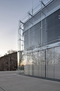 Fasáda je složena ze dvou na sobě nezávislých stěn: vnitřní z rastrového prosklení s vloženými tepelně izolačními dvojskly, vnější je terčová. Zavětrována byla nerezovým lanovým systémem.