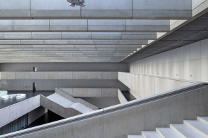 Budova získala novou dvoranu a dvojitý prosklený plášť