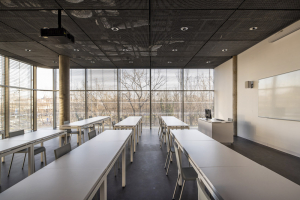 Budova získala novou dvoranu a dvojitý prosklený plášť