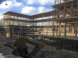 Budova získala novou dvoranu a dvojitý prosklený plášť