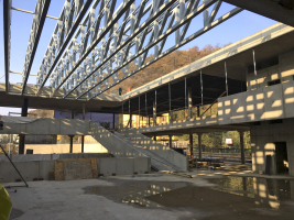 Budova získala novou dvoranu a dvojitý prosklený plášť