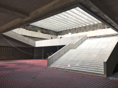 Budova získala novou dvoranu a dvojitý prosklený plášť