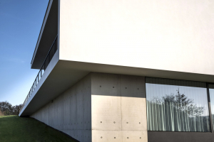 Fasáda byla řešena kombinací kontaktního zateplení s hladkou broušenou omítkou a sendviče s povrchem pohledové železobetonové moniérky