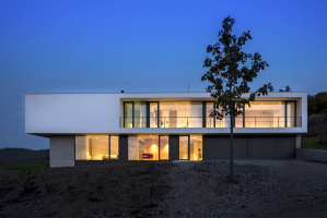 Prosklené výplně otvorů jsou bezrámové, v kombinaci fixních, otvíravých a posuvných polí