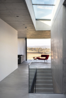 V interiéru se na stropech a schodišti uplatňuje pohledový železobeton. Většina stěn má hladkou sádrovou omítku, na podlahách jsou ručně hlazené cementové stěrky.