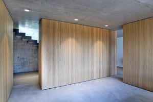 Interiérové dveře jsou na celou výšku místnosti a se skrytou zárubní, obdobným způsobem byly řešeny i dveře vestavných skříní. Povrch dveří i skříní tvoří dubová dýha.