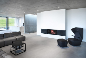 V hlavním obytném prostoru železobetnonovou konstrukci doplňují ocelové sloupky. Nosná konstrukce je přiznaná a spoluvytváří interiér.