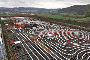 Strop nad 1. NP: výztuž, chlazení, elektro