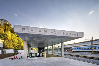 V průběhu stavby se změnil projekt zastřešení podchodu. Původně navržená ocelová konstrukce byla nahrazena monolitickým řešením z vysokopevnostního betonu, nerezové výztuže a betonu s příměsí bílé mikrosiliky.