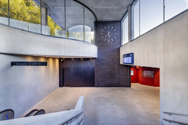 Výstup z podchodu doplňují dva eskalátory, schodiště a výtah