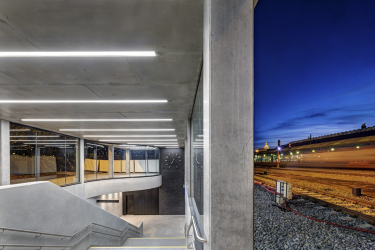 Výstup z podchodu doplňují dva eskalátory, schodiště a výtah