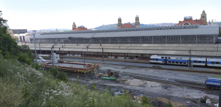 Snímky ze stavby: První dilatační celek navazuje na stávající podchod, dále pokračuje až za kolej č. 40b. Druhý dilatační díl obsahuje výstupní část podchodu.