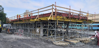 Snímky ze stavby: První dilatační celek navazuje na stávající podchod, dále pokračuje až za kolej č. 40b. Druhý dilatační díl obsahuje výstupní část podchodu.