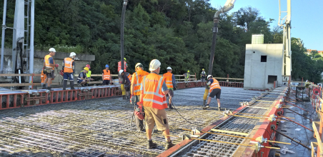 Snímky ze stavby: První dilatační celek navazuje na stávající podchod, dále pokračuje až za kolej č. 40b. Druhý dilatační díl obsahuje výstupní část podchodu.