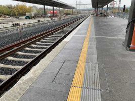 Bezpečná nástupiště nádraží Praha – Vršovice s poklopy MEA