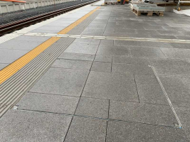 Bezpečná nástupiště nádraží Praha – Vršovice s poklopy MEA