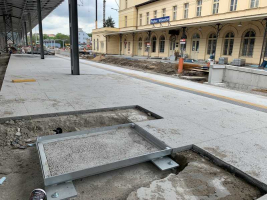 Bezpečná nástupiště nádraží Praha – Vršovice s poklopy MEA