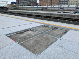 Bezpečná nástupiště nádraží Praha – Vršovice s poklopy MEA