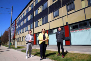 Zástupci vídeňské samosprávy před modernizovaným domem (foto: PID-VOTAVA)