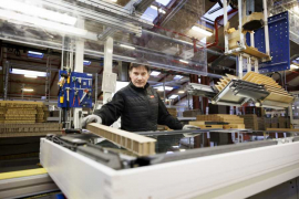 Výrobce střešních oken VELUX odstraňuje plasty z obalů