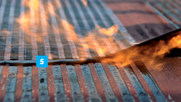 Vzájemným posunutím THERM pruhů na horním a spodním povrchu pásu zaručuje rovnoměrné množství asfaltové směsi v oblasti příčného spoje. Provádění příčných spojů je díky tomuto systému snadné a bezpečné