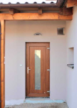 Vpravo nad vchodovými dveřmi je patrný průduch, který přivádí do domu čerstvý vzduch. Druhým průduchem v jiné části domu je naopak odváděn odpadní vzduch (zdroj: Schiedel)