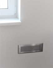 Ložnice a obývací pokoj jsou zásobeny čerstvým vzduchem. Na toaletě a v koupelně je naopak nasáván vzduch odpadní. Proudění je podpořeno absencí prahů (zdroj: Schiedel)