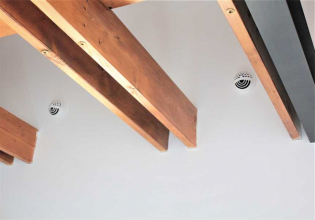 Ložnice a obývací pokoj jsou zásobeny čerstvým vzduchem. Na toaletě a v koupelně je naopak nasáván vzduch odpadní. Proudění je podpořeno absencí prahů (zdroj: Schiedel)