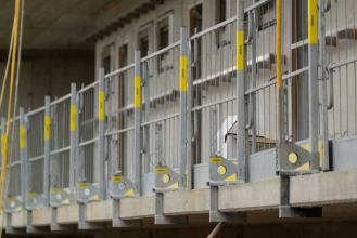 Systém ochrany volného okraje XP je bezpečné a ekonomické řešení a používá se jako ochrana proti pádu u bednění, konstrukčních beotnů nebo betonových prefabrikátů