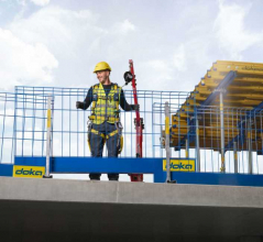 Společnost Doka nabízí v rámci portfolia Xsafe komplexní a prakticky orientovaná bezpečnostní řešení, díky nimž jsou staveniště bezpečnější každý den. Patří mezi ně například ochrana volného okraje Xsafe Z, která podporuje produktivní a bezpečnou práci na hraně budovy