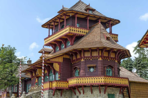 U všech oprav byly dodrženy tradiční řemeslné postupy, používaly se původní materiály a technologie. Chata je opravdu postavená rukama tak, jak ji postavil architekt Dušan Jurkovič.