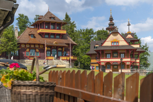 Secesní stavba s prvky lidové architektury vznikla roku 1899. Obnova provedená jako vědecká rekonstrukce měla jako referenční období 20. léta 20. století, kdy stavbu pod dohledem autora doplnilo kuchyňské křídlo.