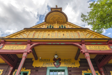 Barevnost objektu vychází z historických fotografií a také z rozboru historické dokumentace a průzkumu barevnosti z předchozí etapy dokumentace. V neposlední řadě se zkoumaly původní prvky, uložené v depozitáři VMP. Bylo tak zjištěno, že vnější barevná úprava byla lazurní. Barvy byly olejové, s přírodními pigmenty. Autoři se rozhodli použít stejnou technologii – lazurní nátěry lépe odolávají povětrnosti, degradují postupně a neloupají se. V neposlední řadě jsou prodyšné, dřevo pod nimi lépe odolává hnilobě.