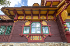 Celá stavba je kromě části kuchyně roubená. Konzoly jsou na fasádách zdobným i nosným prvkem. Použity byly tři druhy konzol: se vzpěrou a nosným konzolovým sloupkem; se vzpěrou; s konzolovým sloupkem a ztužujícím klínem.