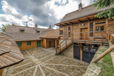 Dřevěný obklad je z prken na tupo sražených k sobě. Kotvil se hřebíky na rošt z latí a kontralatí a dále na nosný rošt nebo cihelnou zeď.