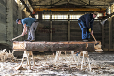 Rekonstrukce začala v dubnu 2016. Investorem a majitelem budovy je Národní muzeum v přírodě v Rožnově pod Radhoštěm, na pokrytí nákladů se finančně podíleli lidé veřejnou sbírkou. Obnovu stavby autoři koncipovali tak, aby dosáhla vysoké životnosti. Řemeslníci pracovali ručně, mělo to praktický důvod – například ručně hoblované prkno vydrží na povětrnosti řádově o desítky let více než prkno, které je opracované hoblovkou. Dřevo pro stavbu se kácelo v zimě, kdy je ve stromech nejméně vody. A také ve stejné nadmořské výšce, kde se nachází Pustevny, aby odolávalo místním podmínkám. Z každé jedle, kterou pro stavbu darovaly Lesy ČR, byl vytesán jeden trám. Nové trámy doplnily původní, jichž se po požáru podařilo se zachovat jen málo.