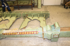 Ve Valašském muzeu se dochovala část vybavení interiéru. Bylo tedy patrné, jak řemeslníci přistupovali k výběru řeziva. Vybírali ho převážně v radiálním a poloradiálním řezu, a to i bez vyříznutí jádra. Materiál pak opracovali hoblováním a příčným řezáním. Police, výplně obložení stěn nebo záklop stropu vyrobili z jednoho kusu dřeva. Pouze tam, kde je šířka větší než 220-250 mm, byl materiál vyroben ze dvou částí spojených boky a lepených na sraz.