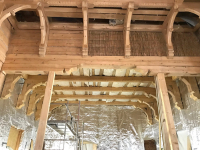 Stropní trámy v jídelně Libušína mají zdobené hrany, natřeny byly olejovou barvou. Spodní z nich tvoří strop jídelny, vrchní rovina distanční mezeru a zároveň je nosnou konstrukcí pochozích vrstev půdy.