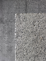 Betonové konstrukce byly v interiérech upraveny pemrlováním. Barevnost pemrlovaného betonu ovlivňuje kamenivo, v tomto případě to je čedič. Foto Filip Šlapal