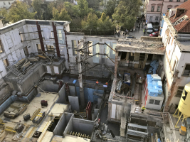 Základy vestavby jsou ve dvou výškových úrovních – spodní základová deska je na úrovni podlahy 2. PP, navazují na ni nosné stěny a sloupy. Základová deska v úrovni podlahy 1. PP je v místech, kde není dosaženo únosného skalního podloží, a proto byla podepřena mikropilotami vetknutých do skalního podloží. Stejně tak musely být zesíleny základy pod jihozápadním rohem, které podpírají sloupy. Železobetonové konstrukce obvodu podzemních konstrukcí jsou vodonepropustné ze systému bílé vany.