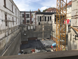 Hlavní nosné konstrukce nově vestavovaných částí tvoří železobetonové sloupy, stěny, desky a průvlaky. Obvodový plášť budovy v severní a jižní části tvoří cihelné vyzdívky, ve střední části se jedná o skeletový systém s betonovými sloupy a vyzdívkami z plných cihel.