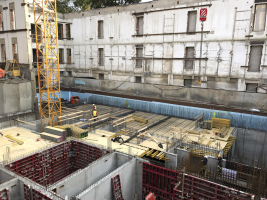 Do obvodových konstrukcí byla vestavěna železobetonová nosná konstrukce, která přenáší zatížení jak z ponechávaných objektů, tak i nové hmoty do podloží. S fasádami je pevně spojená, mezilehlý prostor byl vyplněn tepelnou izolací a konstrukcí umožňující odvod kondenzátu.