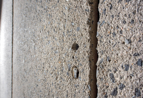 Většina betonových konstrukcí v interiérech byla realizována v pohledové kvalitě. Hrubost a hloubku pemrlování stavbaři určili na základě vzorků, opemrlované povrchy opatřili bezprašným uzavíracím nátěrem.