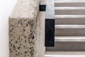 Většina betonových konstrukcí v interiérech byla realizována v pohledové kvalitě. Hrubost a hloubku pemrlování stavbaři určili na základě vzorků, opemrlované povrchy opatřili bezprašným uzavíracím nátěrem.