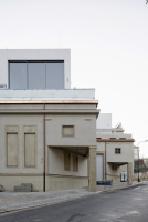 Severovýchodní fasáda musela být odstraněna, pilíře byly z hlinitanového cementu. Je tedy nová podle původního tvaru a profilace. Loubí vzniklo kvůli nutnosti přejezdu mostového jeřábu.